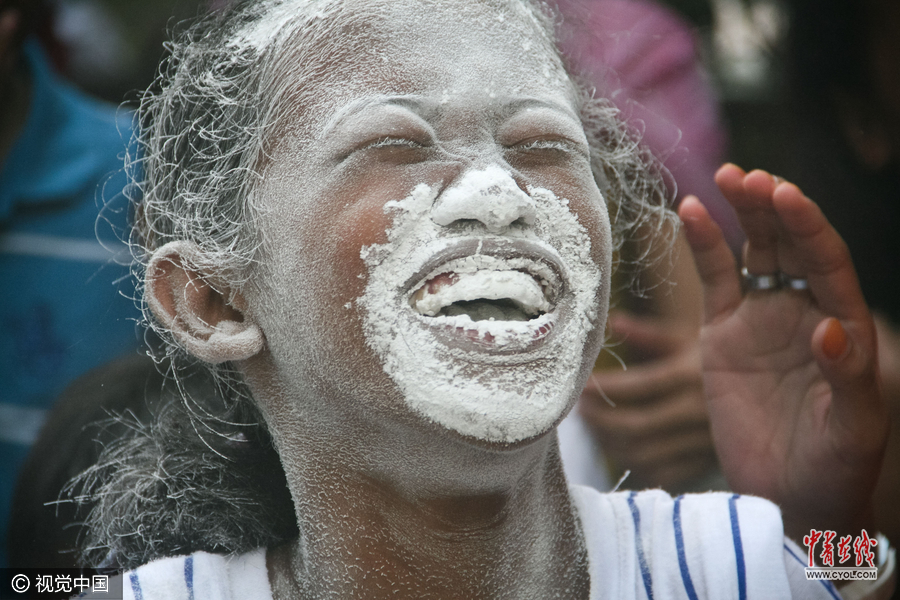 菲律宾举行传统节日 孩子们参加吸面粉大赛