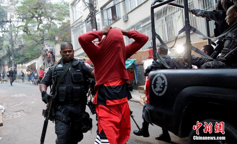 巴西警方与毒贩街头交火 3人被击毙(高清组图