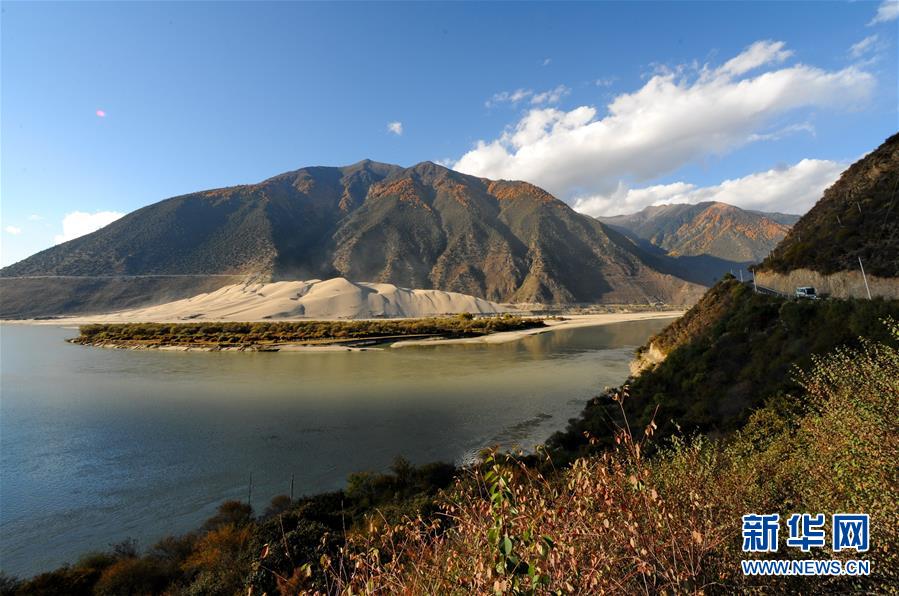 这是位于林芝市米林县丹娘乡的雅鲁藏布江一景(11月3日摄.