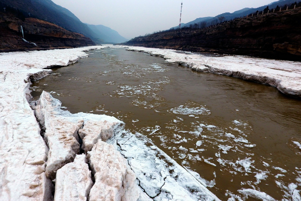 1月5日在山西省吉县拍摄的黄河冻结的冰带。 新华社记者詹彦摄