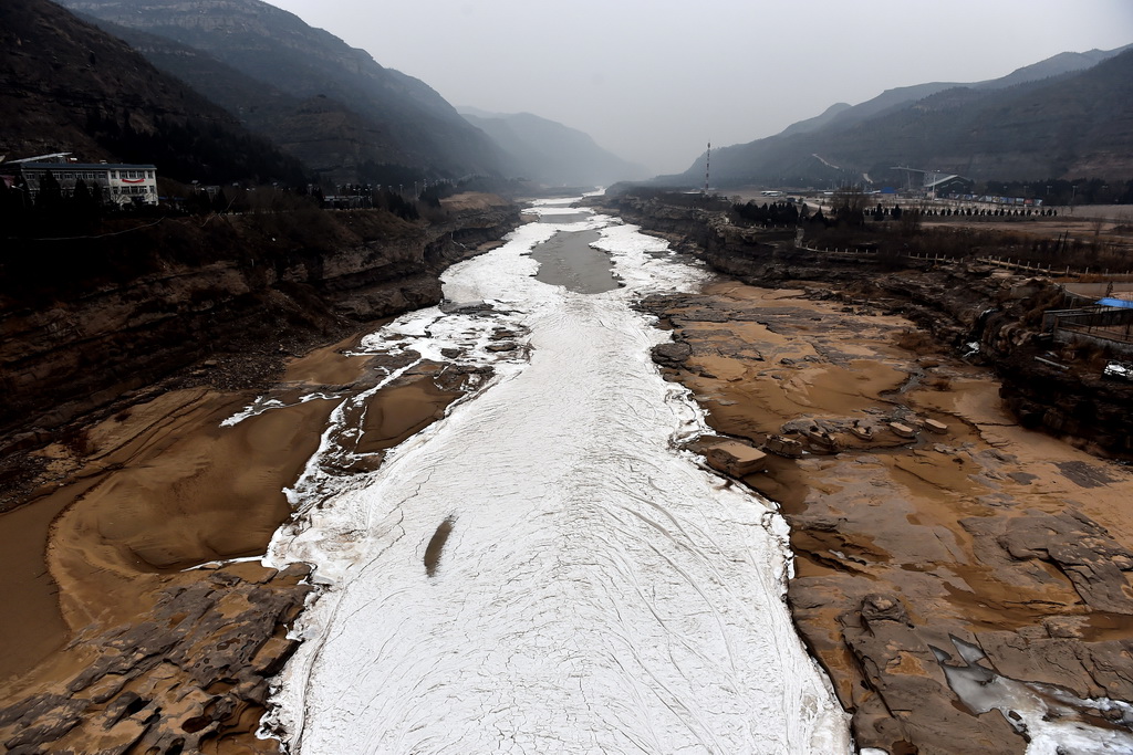 1月5日在山西省吉县拍摄的黄河冻结的冰带。 新华社记者詹彦摄