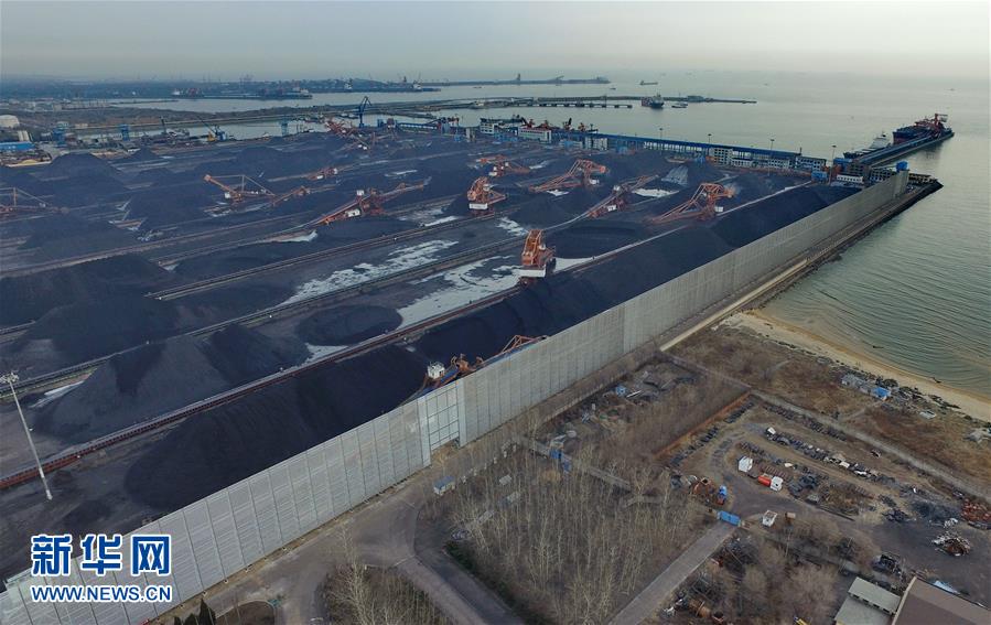 这是河北港口集团秦皇岛港煤二期堆场新建的防风网(1月5日摄).