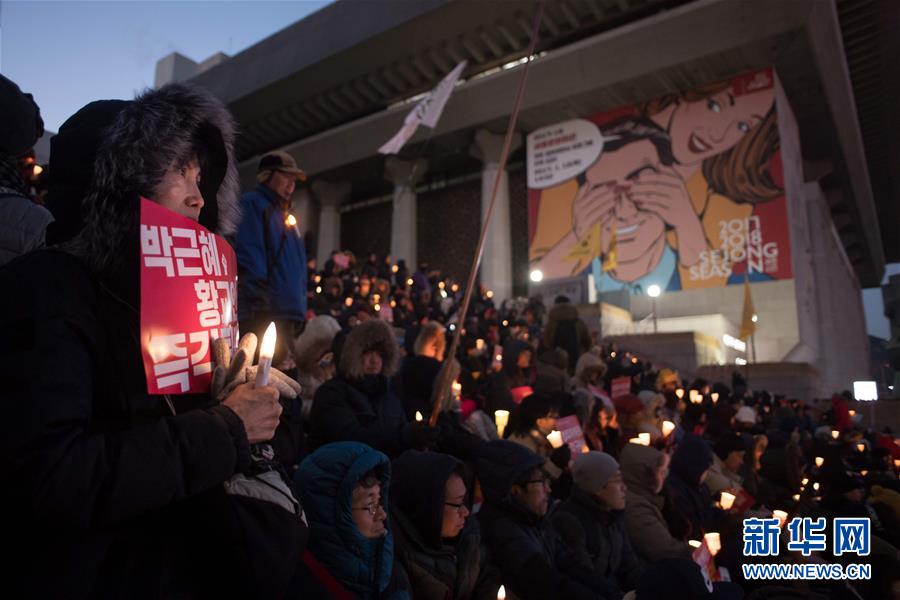 （外代一线）韩国民众再次集会要求逮捕涉案财阀掌门人