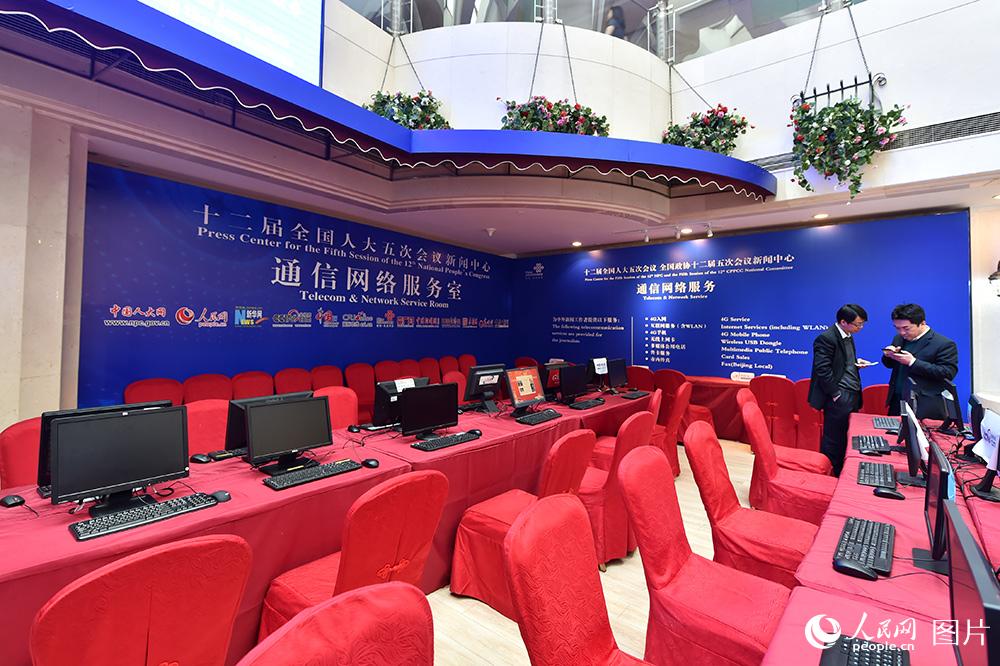 2017全国两会新闻中心对记者开放。(人民网 记者 翁奇羽 摄)