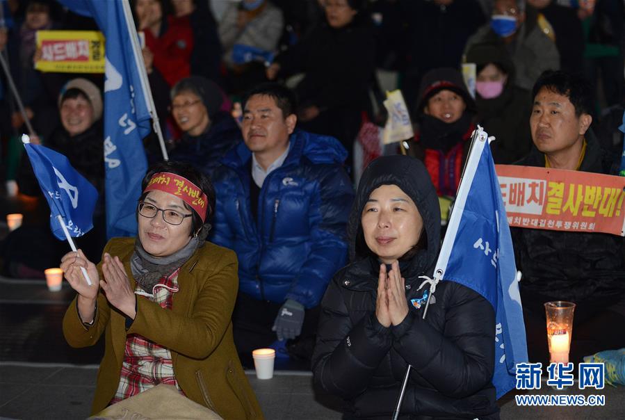 （国际）（3）“萨德”在韩部署地附近民众举行烛光集会
