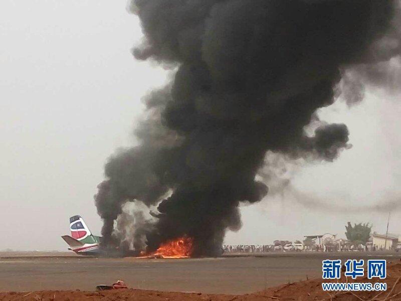 南苏丹一架小型客机着陆时失事 飞机被烧成空壳