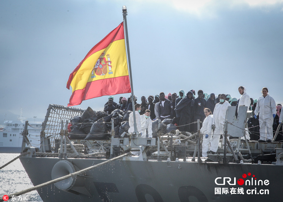 西班牙海警在地中海救起约600名难民(组图)