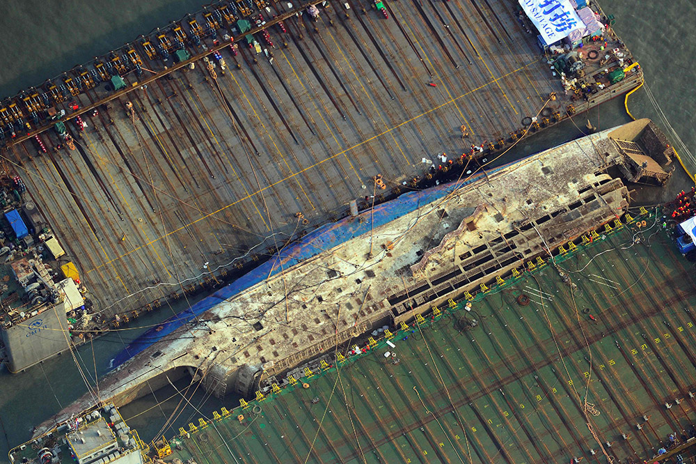 图为3月23日在韩国珍岛郡附近海域航拍的“世越”号沉船出水现场画面。