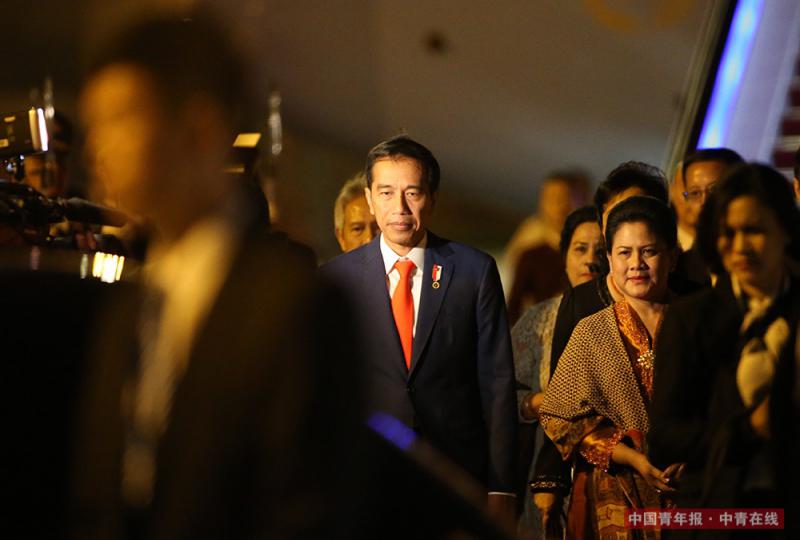 印度尼西亚总统佐科走下专机。中国青年报·中青在线记者 李建泉/摄