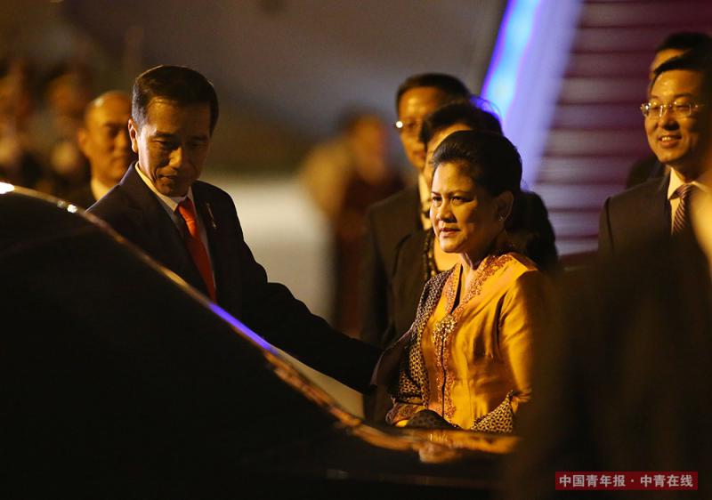 印度尼西亚总统佐科与夫人准备乘坐专车离开停机坪。中国青年报·中青在线记者 李建泉/摄