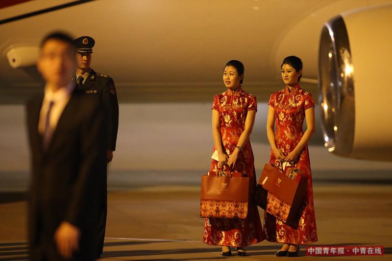 在机场迎接的中方人员。中国青年报·中青在线记者 李建泉/摄