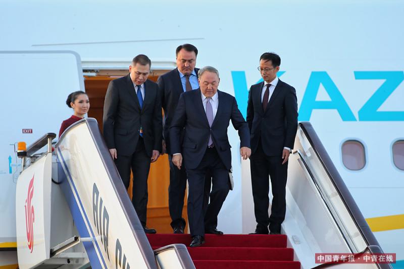 哈萨克斯坦总统纳扎尔巴耶夫走下专机。中国青年报·中青在线记者 李建泉/摄