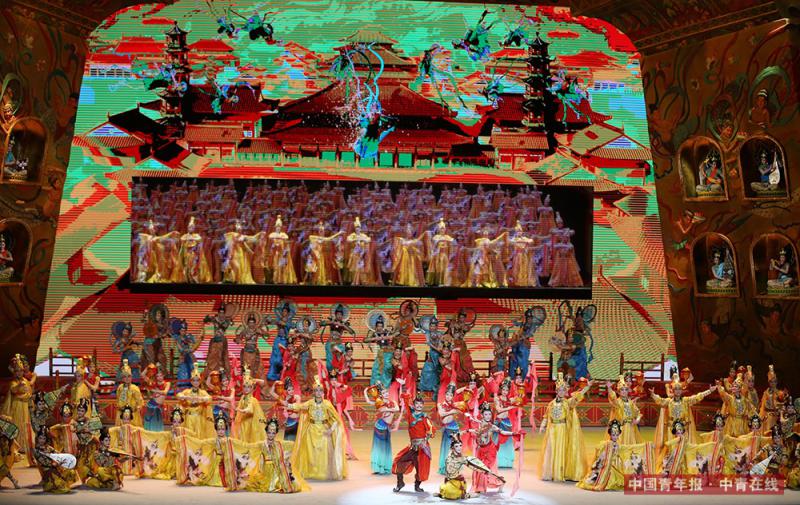 晚会开场，100名舞者配合高科技影像，为观众们呈现绚丽的敦煌莫高窟盛景。