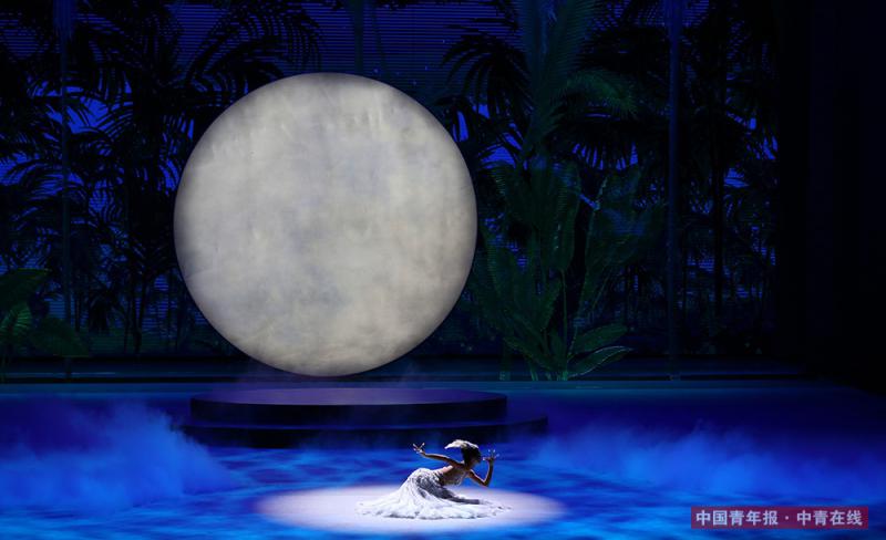 中国古典舞蹈节目《雀之灵》进行彩排。