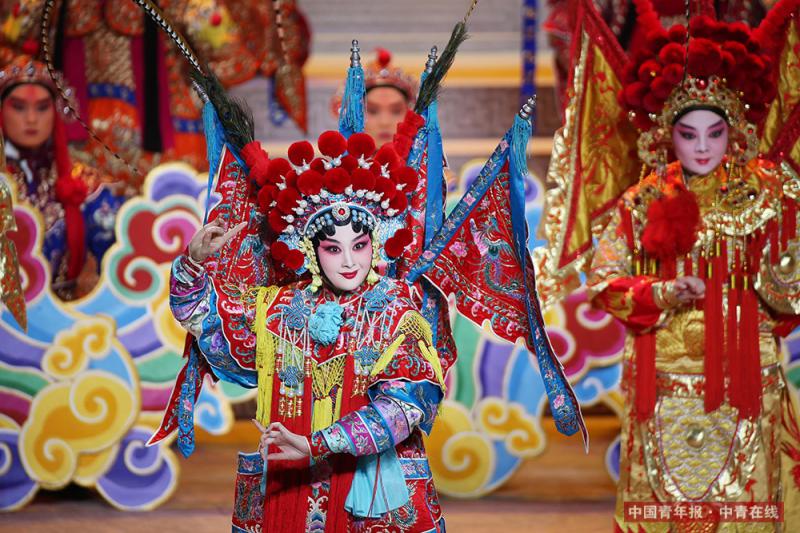 中国戏曲节目进行彩排，艺术地呈现了中国文化开放包容、大气恢弘的内涵。