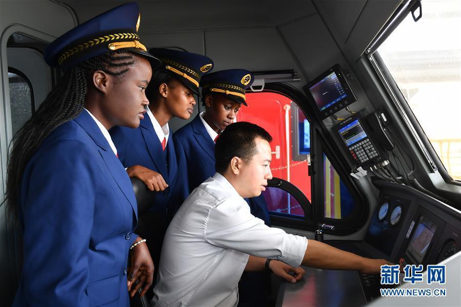 中国师傅教出肯尼亚首批女火车司机