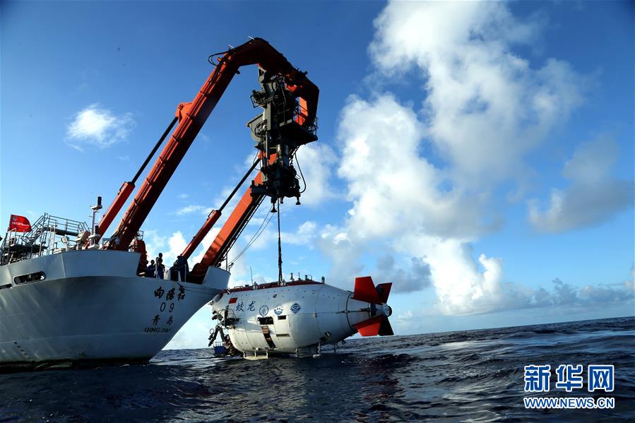 6月1日，“蛟龙”号载人潜水器离开“向阳红09”科学考察船缓缓进入水中。