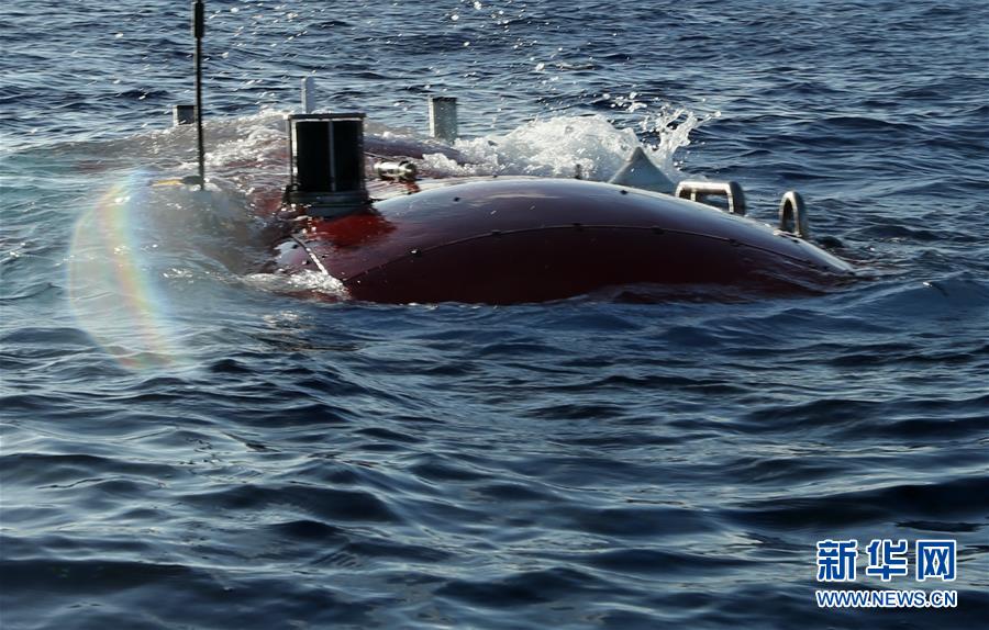 6月1日，“蛟龙”号载人潜水器进入水中，准备向海洋最深处的马里亚纳海沟潜去。