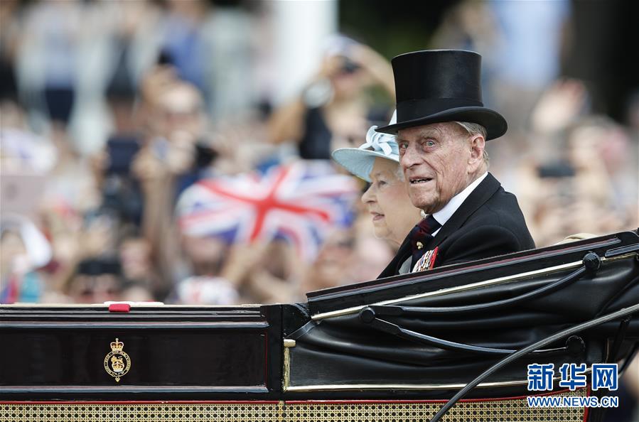 这张2017年6月17日拍摄的资料照片显示，在英国伦敦，菲利普亲王乘坐马车离开白金汉宫，准备观看阅兵式，庆祝女王91岁官方生日。
