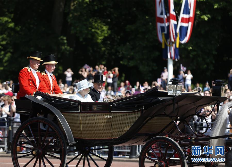 这张2017年6月17日拍摄的资料照片显示，在英国伦敦，菲利普亲王（右一）与女王一道乘坐马车离开白金汉宫，准备观看阅兵式，庆祝女王91岁官方生日。