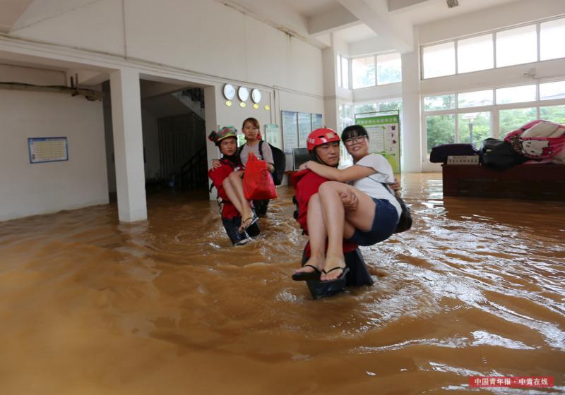 7月3日，受暴雨影响，广西省桂林市旅游学院突发内涝，消防官兵疏散转移被困学生。中国青年报·中青在线记者 谢洋/摄