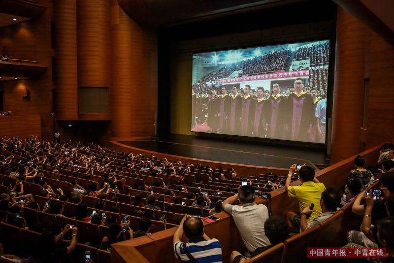 7月2日上午，北京，清华大学，因为仪式现场人数限制，来自全国各地的家长在礼堂里观看清华大学2017年本科生毕业典礼暨学位授予仪式。中国青年报·中青在线记者 赵迪/摄