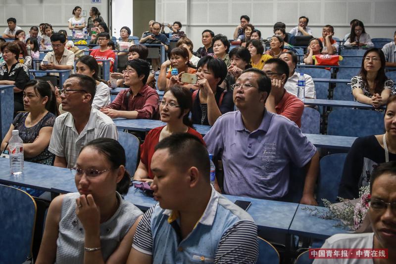7月2日上午，北京，清华大学，因为仪式现场人数限制，来自全国各地的家长在教室里观看清华大学2017年本科生毕业典礼暨学位授予仪式。中国青年报·中青在线记者 赵迪/摄
