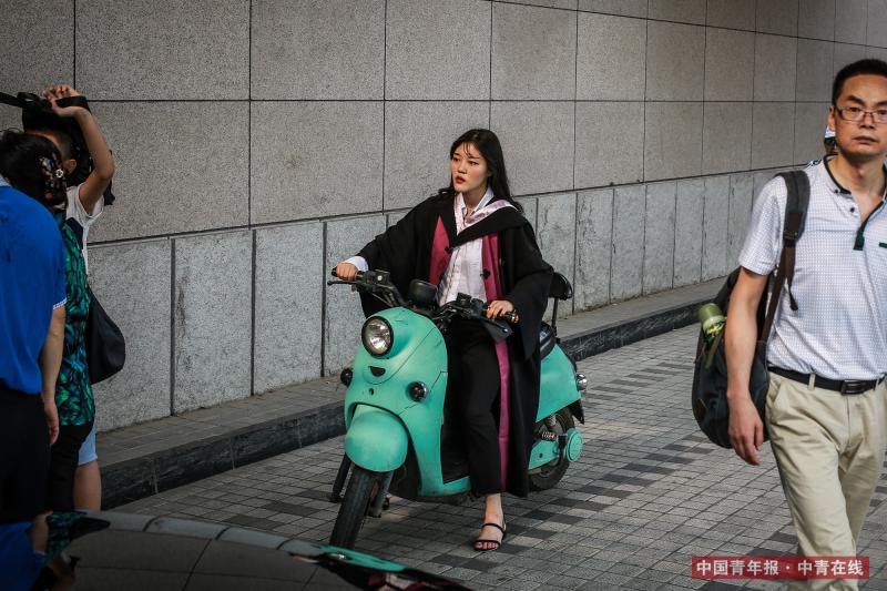 7月2日上午，北京，清华大学2017年本科生毕业典礼暨学位授予仪式结束后，一名骑摩托车的女毕业生。中国青年报·中青在线记者 赵迪/摄
