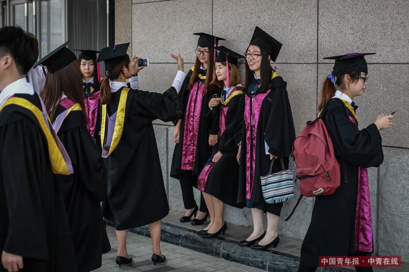 7月2日上午，北京，清华大学2017年本科生毕业典礼暨学位授予仪式后，几名女毕业生合影留念。中国青年报·中青在线记者 赵迪/摄（编辑：李峥苨）