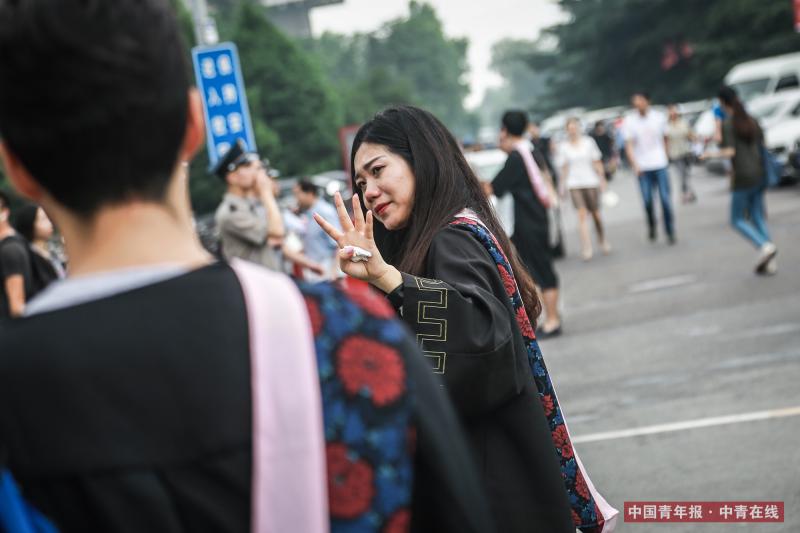 7月4日，北京，2017年北京大学本科生毕业典礼暨学位授予仪式结束后，一名女生含着泪水和朋友道别。中国青年报·中青在线记者 赵迪/摄（编辑：李峥苨）