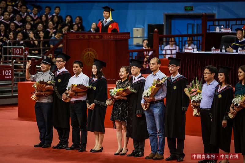 7月4日，北京，2017年北京大学本科生毕业典礼暨学位授予仪式，毕业生代表向家长、教职工和中学校长代表献花。中国青年报·中青在线记者 赵迪/摄