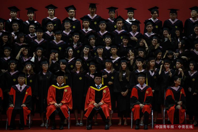 7月4日，北京，2017年北京大学本科生毕业典礼暨学位授予仪式后，毕业生和校领导合影留念。中国青年报·中青在线记者 赵迪/摄
