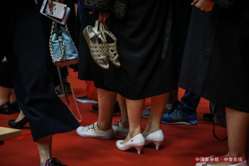 7月4日，北京，2017年北京大学本科生毕业典礼暨学位授予仪式后，毕业生们排队等待合影留念。中国青年报·中青在线记者 赵迪/摄