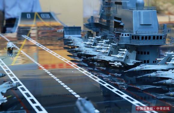 辽宁号航母和其上的舰载机模型。中国青年报·中青在线记者 陈剑/摄