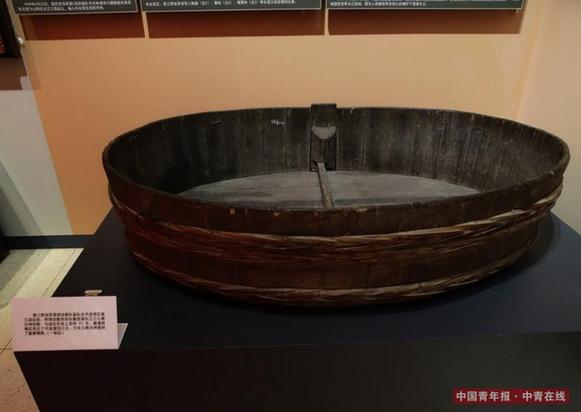 渡江战役前，侦察兵渡江使用过的木盆。中国青年报·中青在线记者 陈剑/摄