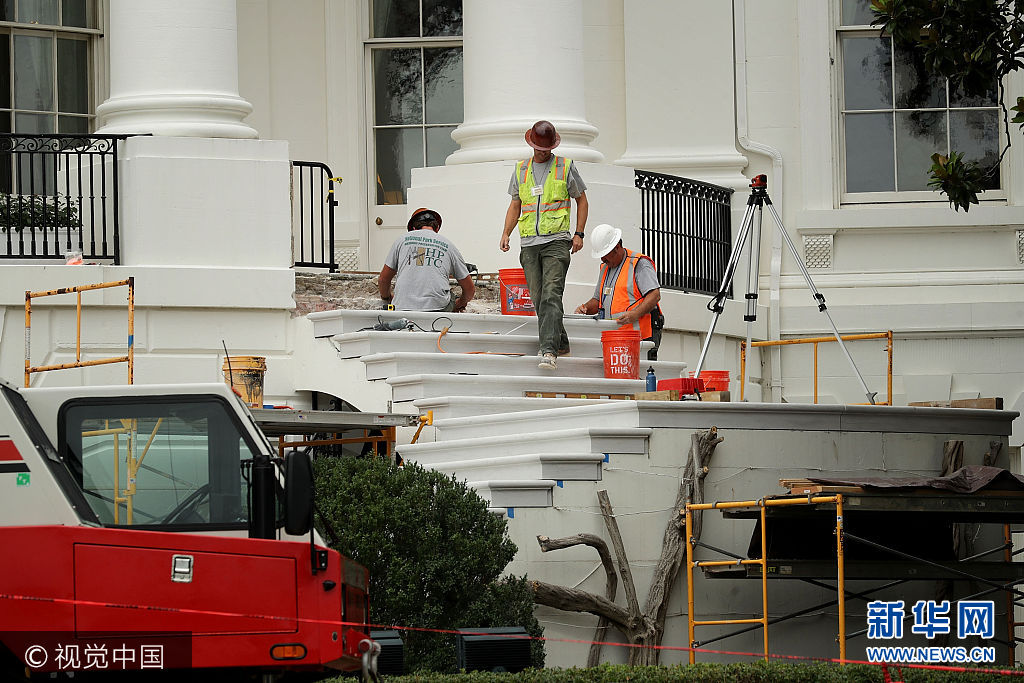 当地时间2017年8月11日，美国华盛顿，美国总统特朗普正在进行为期17天的“工作休假”，白宫忙着翻修。据白宫方面介绍，此次翻修改造由美国总务管理局负责，主要针对白宫西翼办公楼，须在特朗普返回华盛顿前完成。***_***WASHINGTON, DC - AUGUST 11: Workers repair the South Portico steps, part of a large rennovation project at the White House August 11, 2017 in Washington, DC. The Government Services Administration is overseeing the rennovation work during the two week project to update and repair the working area of the White House, including the South Portico steps which were rebuilt in 1952 and have not been repaired since. (Photo by Chip Somodevilla/Getty Images)