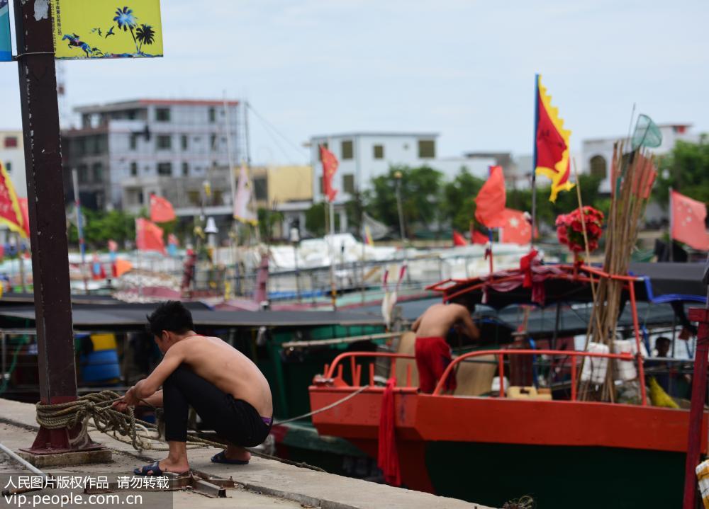 8月16日，海南省琼海市潭门港，一艘渔船正在起锚开赴南海。