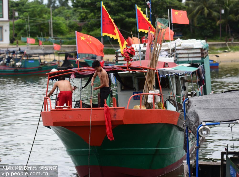 8月16日，海南省琼海市潭门港，一艘渔船正在起锚开赴南海。