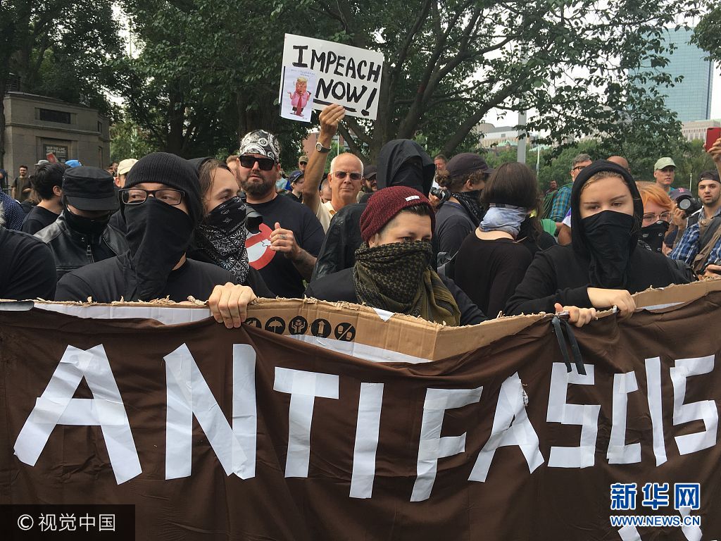 当地时间2017年8月19日，美国波士顿，波士顿19日发生大规模反种族主义示威游行。约15000名波士顿市民聚集在著名的波士顿公园，高举反对种族主义、新纳粹、三K党的标语，举行示威。***_***BOSTON - AUGUST 19: Anti-fascist protesters gather at the entrance of the 'Boston Free Speech' rally on the Boston Common in Boston, Aug. 19, 2017. (Photo by Craig F. Walker/The Boston Globe via Getty Images)