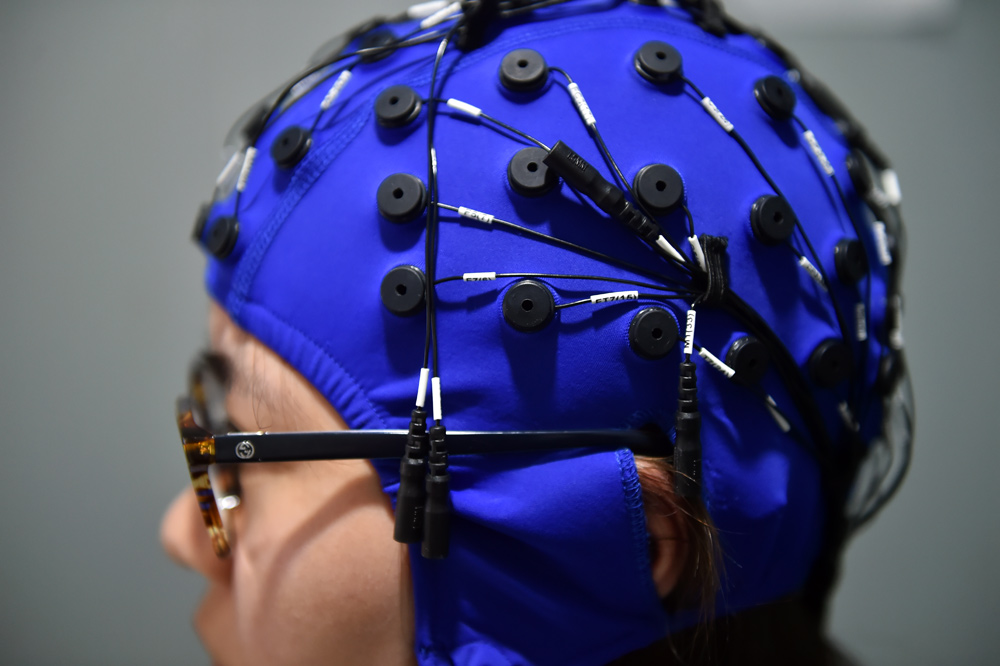 体验者须带上一种特制的神经传感帽。人民网记者 翁奇羽摄