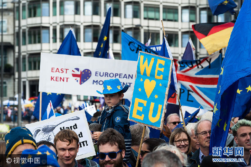 当地时间2017年9月9日，英国伦敦，亲欧盟示威者举行游行，抗议脱欧。***_***LONDON, UNITED KINGDOM - SEPTEMBER 09: Thousands of pro-EU supporters take part in People's March for Europe through central London followed by a rally in Parliament Square on September 09, 2017 in London, England. Demonstrators protested against Britain's whithdrawal from the European Union and demanded that government rethinks Brexit. PHOTOGRAPH BY Wiktor Szymanowicz / Barcroft Images
