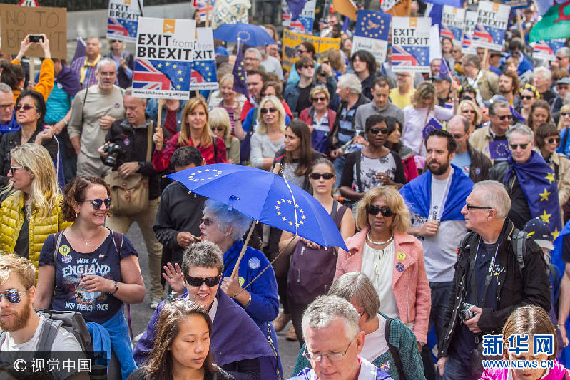 当地时间2017年9月9日，英国伦敦，亲欧盟示威者举行游行，抗议脱欧。***_***LONDON, UNITED KINGDOM - SEPTEMBER 09: Thousands of Anti Brexit activists take part in the People's march to Europe on September 09, 2017 in London, England. PHOTOGRAPH BY Amer Ghazzal / Barcroft Images
