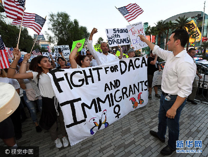 当地时间2017年9月10日，美国拉斯维加斯，民众持续持续抗议特朗普政府终止DACA（童年入境暂缓遣返）计划。***_***LAS VEGAS, NV - SEPTEMBER 10: U.S. Rep. Ruben Kihuen (D-NV) (R), the first Dreamer elected to Congress, helps leads immigrants and supporters as they march on the Las Vegas Strip during a 'We Rise for the Dream' rally to oppose U.S. President Donald Trump's order to end DACA on September 10, 2017 in Las Vegas, Nevada. The Obama-era Deferred Action for Childhood Arrivals program protects young immigrants who grew up in the U.S. after arriving with their undocumented parents from deportation to a foreign country. Trump's executive order removes protection for about 800,000 current 'dreamers,' about 13,000 of whom live in Nevada. Congress has the option to replace the policy with legislation before DACA expires on March 5, 2018. (Photo by Ethan Miller/Getty Images)
