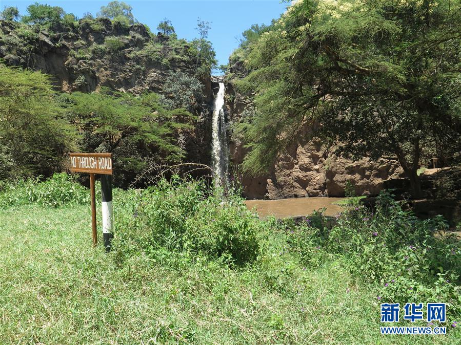 这是中国考古学家在肯尼亚纳库鲁郡玛卡里亚瀑布附近发现的旧石器地点（10月4日摄）。