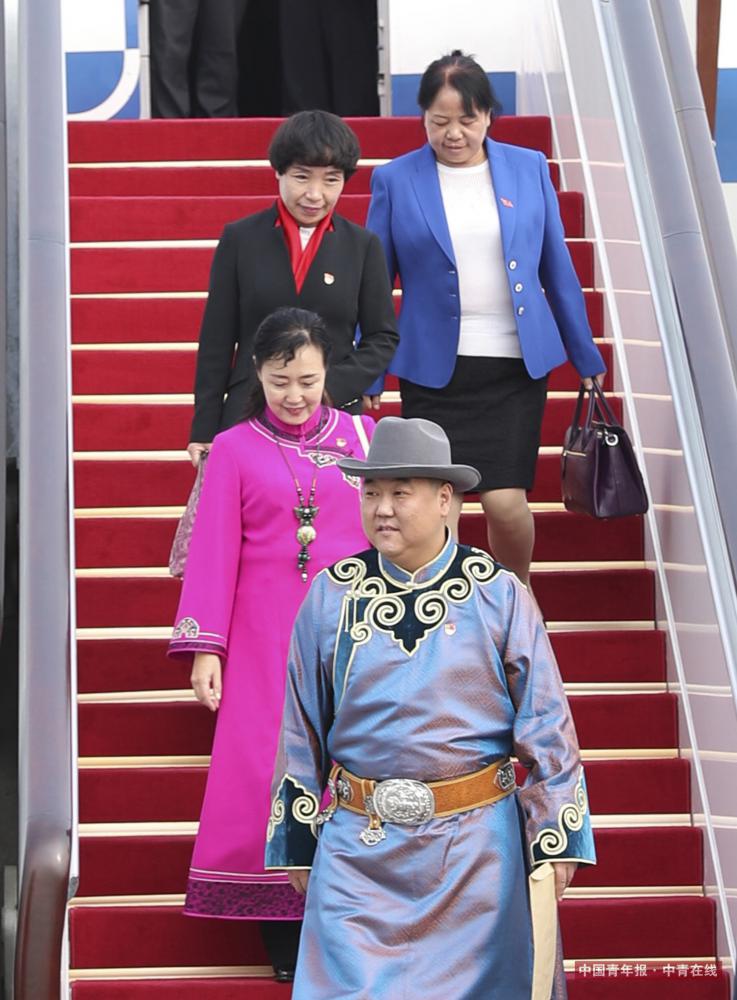 10月15日，来自内蒙古自治区的党的十九大代表乘飞机抵达首都国际机场。这是第一个抵京的京外代表团。新华社 丁海涛/摄