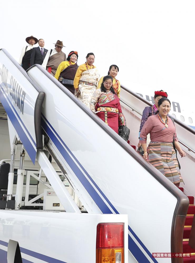 10月15日，来自西藏自治区的党的十九大代表乘飞机抵达首都国际机场。新华社 丁海涛/摄