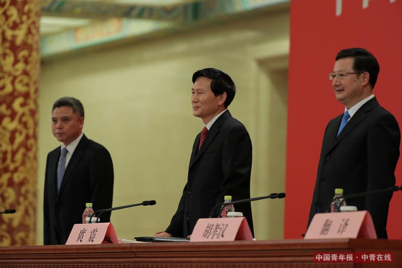 10月17日，中国共产党第十九次全国代表大会新闻发言人庹震（中）在北京人民大会堂举行新闻发布会。中国青年报·中青在线记者 赵青/摄
