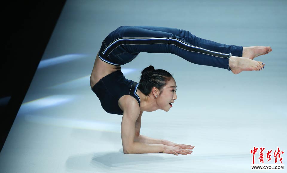 柔术女王刘藤的开场表演充分展现了天丝纤维面料的柔美和舒适性,发布