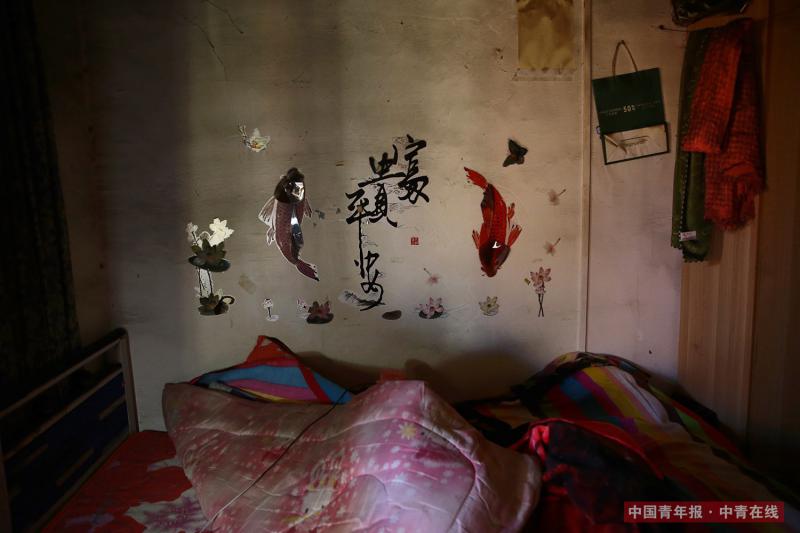 公寓房间卧室墙上的贴画。中国青年报·中青在线记者 陈剑/摄