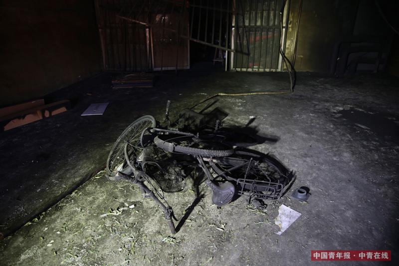 公寓门口，被烧焦的自行车。中国青年报·中青在线记者 陈剑/摄